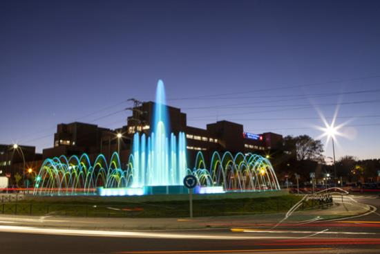 Abierta la nueva fuente ornamental junto al Hospital Severo Ochoa, que ilumina con diferentes colores uno de los principales accesos a Legans