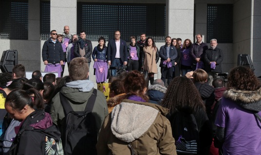 Cientos de jvenes gritan en Legans un rotundo "Ni un paso atrs contra la violencia machista" en el acto institucional del 25N