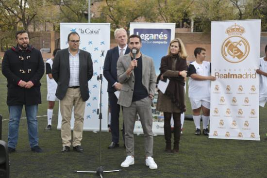 Dani Carvajal visita la Escuela sociodeportiva de la Fundacin Real Madrid en Legans