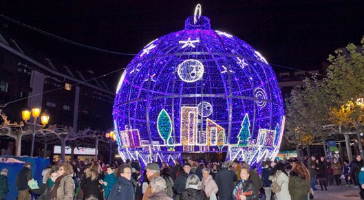 Una gran esfera navidea ilumina la Navidad en Legans con espectculos de luz y sonido todos los das en la Fuente Honda