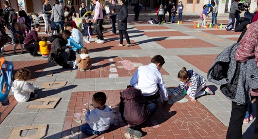 Legans celebra el Da Universal de los Derechos del Nio decorando la plaza del Laberinto de Legans Norte