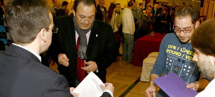El alcalde entrega las primeras llaves de 1.036 pisos de EMSULE en Poza del Agua