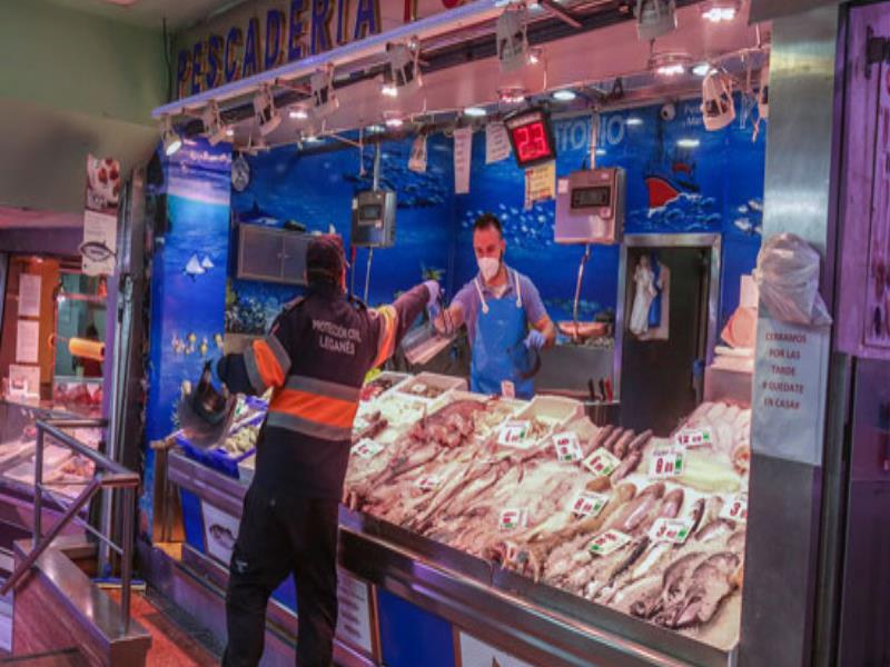 El Ayuntamiento de Legans y la Unin de Empresarios de Legans (UNELE) entregan 350 viseras protectoras a los comercios del mercado de Sanabria