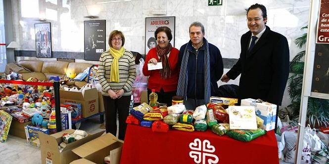 Entregados a Critas 2.000 kilos de alimentos, 600 juguetes y las dietas del alcalde como diputado regional